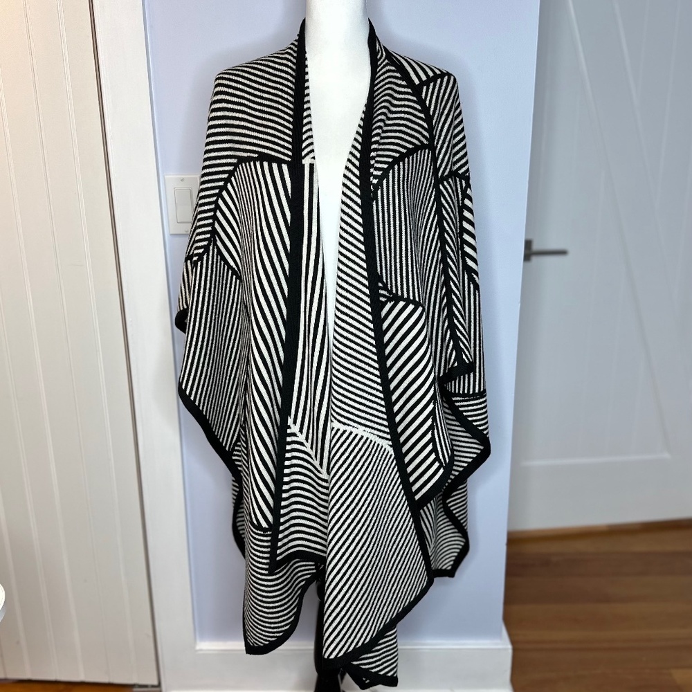 Per Se Black & White bold striped wool wrap w/black edges. Size S/M. Like new!